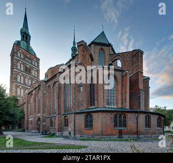 Chiesa protestante di San Nicola con impressionanti torri gemelle, Chiesa di San Nicola, città anseatica di Stralsund, Meclemburgo-Pomerania occidentale, Germania Foto Stock