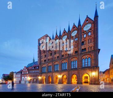 Chiesa di San Nicola, Municipio di Stralsund con facciata in stile gotico in mattoni della Germania settentrionale, Alter Markt, foto notturna, punto di riferimento dell'Anseatica Foto Stock