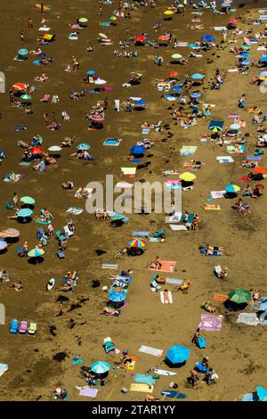 Gente sulla spiaggia, vista dall'alto, Zumaia, vicino a San Sebastian, provincia di Guipuzcoa, paesi baschi, Spagna settentrionale, Spagna Foto Stock