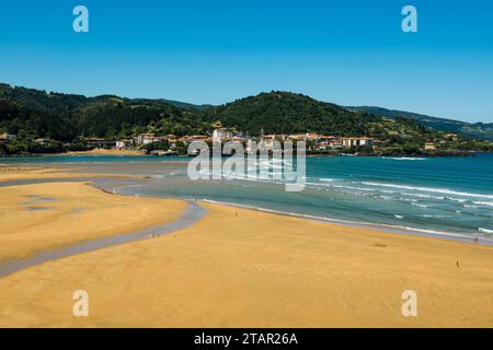 Spiaggia e costa, Playa de Laida, Mundaka, riserva della biosfera di Urdaibai, vicino a Bilbao, provincia di Bizkaia, Paesi Baschi, Spagna settentrionale, Spagna Foto Stock