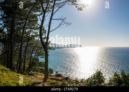 Scogliere, Chiesa di San Juan de Gaztelugatxe, Bakio, vicino a Bilbao, Provincia di Bizkaia, Paesi Baschi, Spagna settentrionale, Spagna Foto Stock