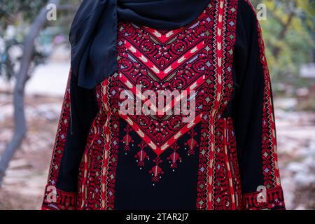 Un vestito da donna palestinese in rosso e nero Foto Stock