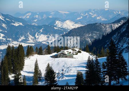 Taubensteinhaus in inverno, Spitzingsee, Mangfallgebirge, alta Baviera, Baviera, Germania Foto Stock