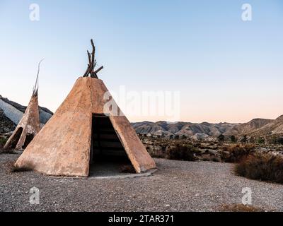 Almeria, Andalusia, Spagna-28 dicembre 2023: Grande vista dei tipi, la casa tradizionale delle tribù nordamericane, set cinematografico, mini Hollywood in Foto Stock