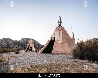 Almeria, Andalusia, Spagna-28 dicembre 2023: Grande vista dei tipi, la casa tradizionale delle tribù nordamericane, set cinematografico, mini Hollywood in Foto Stock