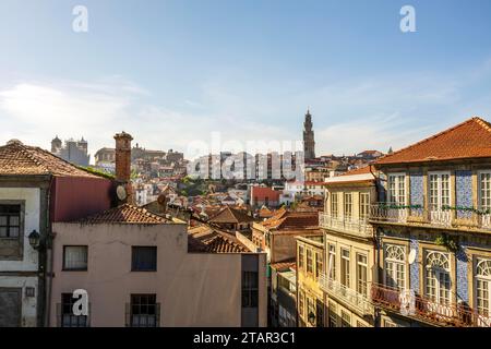 Ottima vista di Porto o Oporto, la seconda città più grande del Portogallo, la capitale del distretto di Porto e una delle principali città della penisola iberica Foto Stock