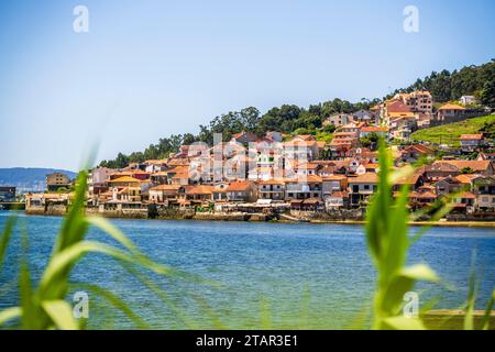 Splendido paesaggio urbano sull'oceano, Combarro, Spagna, Galizia Foto Stock