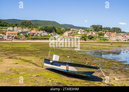 Vecchia barca overgrown, sull'acqua Combarro, Spagna, Galizia Foto Stock