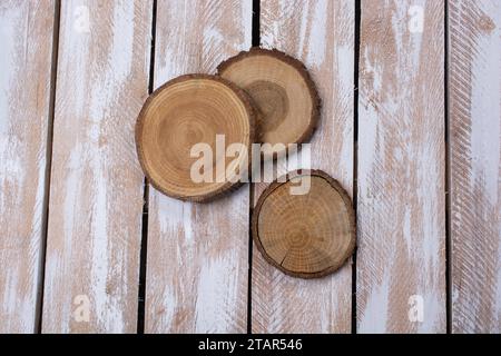 Legno tronchi tagliati in pezzi rotondi sottili su tavole di legno Foto Stock