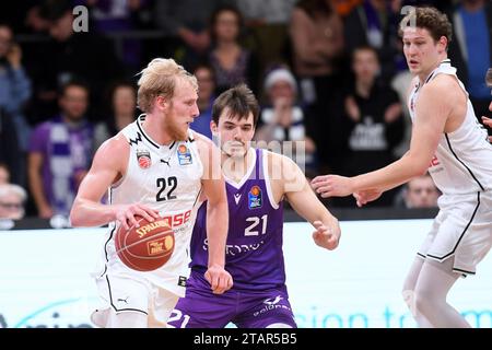 Goettingen, Deutschland. 2 dicembre 2023. Trey Woodbury (Bamberg Baskets #22) (AM Ball), Fedor Zugic (BG Goettingen #21), Patrick Heckmann (Bamberg Baskets #33) (R), GER, BG Goettingen - Bamberg Baskets, Basketball, Bundesliga BBL, Saison 2023-2024, 10. Spieltag, 02.12.2023. Foto: Eibner-Pressefoto - Roland Sippel Credit: dpa/Alamy Live News Foto Stock