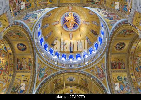 Tempio di San Sava all'interno, mosaici dorati, cupola del tempio Foto Stock