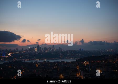 Istanbul cityscape sotto le nuvole durante la serata Foto Stock