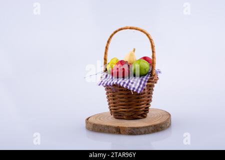 Immagini Stock - Varietà Di Frutta In Cesto Di Vimini Isolato Su Sfondo  Bianco. Image 19580047