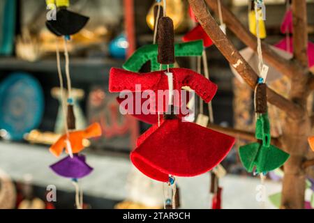 Ballare vorticoso sufi dervish figurine in vestito modello di piccole dimensioni Foto Stock