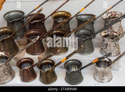 Il caffè turco pentole di metallo in uno stile tradizionale Foto Stock