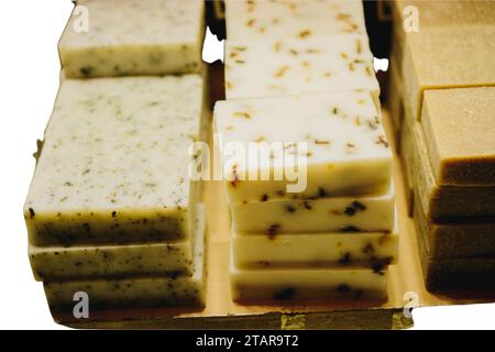 Molti saponi da bar fatti in casa isolati su bianco, sapone colorato fatto a mano, prodotti da bagno spa per la cura della pelle del corpo. Articoli da bagno igienici Foto Stock