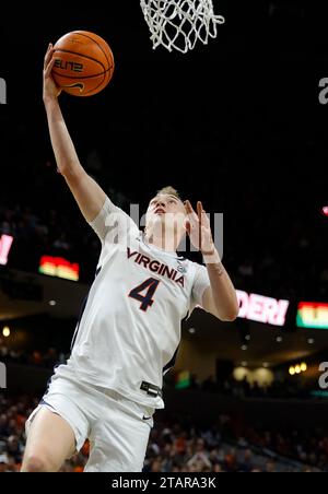 Charlottesville, Virginia, USA. 2 dicembre 2023. Virginia Cavaliers Guard (4) Andrew Rohde mette la palla in una partita di pallacanestro maschile NCAA tra i Syracuse Orange e la University of Virginia Cavaliers alla John Paul Jones Arena di Charlottesville, Virginia. Justin Cooper/CSM/Alamy Live News Foto Stock