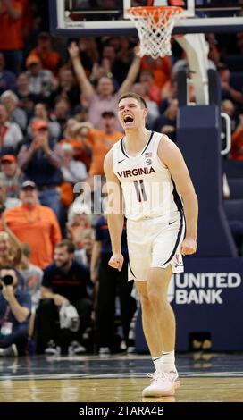 Charlottesville, Virginia, USA. 2 dicembre 2023. Virginia Cavaliers Guard (11) Isaac McKneely celebra un lungo tiro a tre punti durante una partita di pallacanestro maschile NCAA tra i Syracuse Orange e la University of Virginia Cavaliers alla John Paul Jones Arena di Charlottesville, Virginia. Justin Cooper/CSM/Alamy Live News Foto Stock