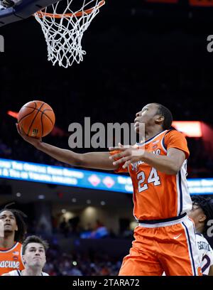 Charlottesville, Virginia, USA. 2 dicembre 2023. Syracuse Orange Guard (24) Quadir Copeland sale al cerchio durante una partita di pallacanestro maschile NCAA tra i Syracuse Orange e la University of Virginia Cavaliers alla John Paul Jones Arena di Charlottesville, Virginia. Justin Cooper/CSM/Alamy Live News Foto Stock