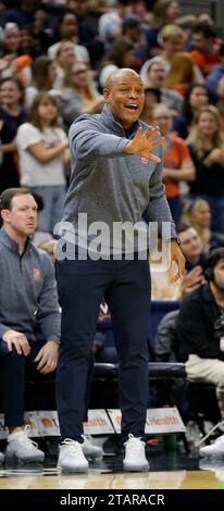 Charlottesville, Virginia, USA. 2 dicembre 2023. Il capo allenatore di Syracuse Orange Adrian Autry durante una partita di pallacanestro maschile NCAA tra i Syracuse Orange e gli University of Virginia Cavaliers alla John Paul Jones Arena di Charlottesville, Virginia. Justin Cooper/CSM/Alamy Live News Foto Stock