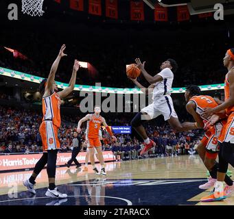 Charlottesville, Virginia, USA. 2 dicembre 2023. Virginia Cavaliers Guard (2) Reece Beekman porta la palla al cerchio durante una partita di pallacanestro maschile NCAA tra i Syracuse Orange e la University of Virginia Cavaliers alla John Paul Jones Arena di Charlottesville, Virginia. Justin Cooper/CSM/Alamy Live News Foto Stock