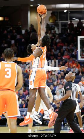 Charlottesville, Virginia, USA. 2 dicembre 2023. Syracuse Orange Center (10) Naheem McLeod ottiene la palla durante una partita di pallacanestro maschile NCAA tra i Syracuse Orange e la University of Virginia Cavaliers alla John Paul Jones Arena di Charlottesville, Virginia. Justin Cooper/CSM/Alamy Live News Foto Stock