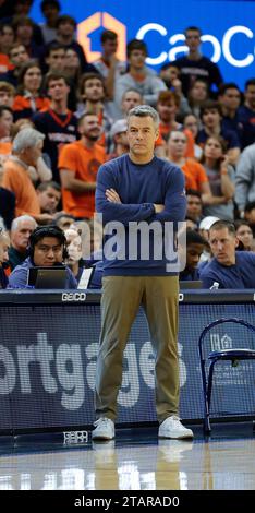 Charlottesville, Virginia, USA. 2 dicembre 2023. Capo allenatore dei Virginia Cavaliers Tony Bennett durante una partita di pallacanestro maschile NCAA tra i Syracuse Orange e la University of Virginia Cavaliers alla John Paul Jones Arena di Charlottesville, Virginia. Justin Cooper/CSM/Alamy Live News Foto Stock