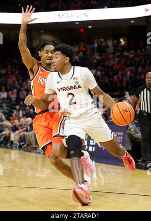 Charlottesville, Virginia, USA. 2 dicembre 2023. Virginia Cavaliers Guard (2) Reece Beekman cerca di girare l'angolo verso la vernice durante una partita di pallacanestro maschile NCAA tra i Syracuse Orange e la University of Virginia Cavaliers alla John Paul Jones Arena di Charlottesville, Virginia. Justin Cooper/CSM/Alamy Live News Foto Stock