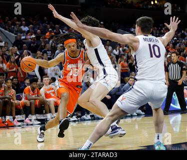 Charlottesville, Virginia, USA. 2 dicembre 2023. Virginia Cavaliers Guard (13) Ryan Dunn cerca di dribblare nella vernice durante una partita di pallacanestro maschile NCAA tra i Syracuse Orange e la University of Virginia Cavaliers alla John Paul Jones Arena di Charlottesville, Virginia. Justin Cooper/CSM/Alamy Live News Foto Stock