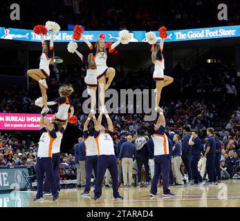 Charlottesville, Virginia, USA. 2 dicembre 2023. Le cheerleader della Virginia si esibiscono durante una partita di pallacanestro maschile NCAA tra i Syracuse Orange e la University of Virginia Cavaliers alla John Paul Jones Arena di Charlottesville, Virginia. Justin Cooper/CSM/Alamy Live News Foto Stock