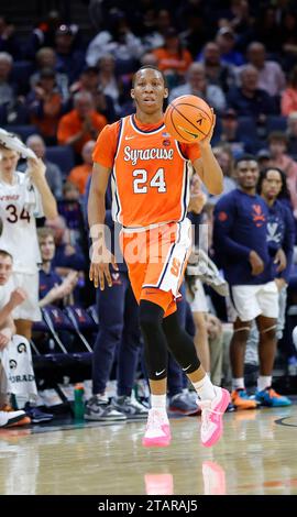 Charlottesville, Virginia, USA. 2 dicembre 2023. Syracuse Orange Guard (24) Quadir Copeland dribbling la palla in gioco durante una partita di pallacanestro maschile NCAA tra i Syracuse Orange e la University of Virginia Cavaliers alla John Paul Jones Arena di Charlottesville, Virginia. Justin Cooper/CSM/Alamy Live News Foto Stock