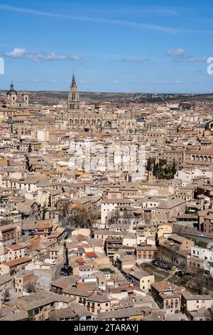 Immagine verticale dei tetti del centro storico di Toledo, Spagna, con la cattedrale di Santa María al centro in una giornata di sole. UNESCO World H Foto Stock