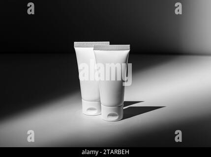 Piccoli tubi di crema, due confezioni, prodotti cosmetici mockup. Cura del viso, confezioni per la cura della pelle mock-up Foto Stock
