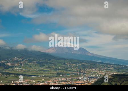 Panorama da Mirador de Jardina a San Cristobal de la Laguna, dietro di esso il Pico de Teide, 3718 m, Tenerife, Isole Canarie, Spagna Foto Stock