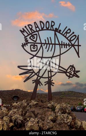 Scultura di Cesar Manrique di fronte al Mirador del Rio, Lanzarote, Isole Canarie, Spagna Foto Stock