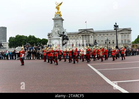 Guardia della Regina, Cambio della Guardia, Cambio della Guardia di fronte a Buckingham Palace, Londra, Regione di Londra, Inghilterra, Regno Unito Foto Stock