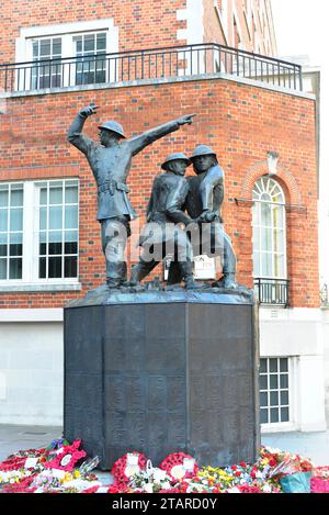 National Firefighters Memorial Blitz 1990 di John William Mills, vicino alla Cattedrale di St Paul, Londra, regione di Londra, Inghilterra, Regno Unito Foto Stock