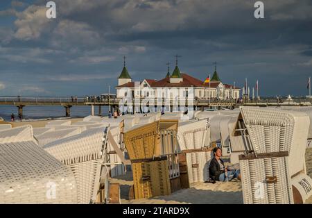 Spiaggia sabbiosa, sdraio, molo, Ahlbeck, Usedom, Meclemburgo-Pomerania occidentale, Germania Foto Stock