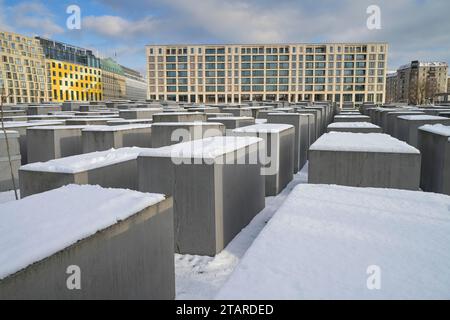 Inverno, neve, campo di Stelae, Memoriale dell'Olocausto, Cora-Berliner-Strasse, Mitte, Berlino, Germania Foto Stock