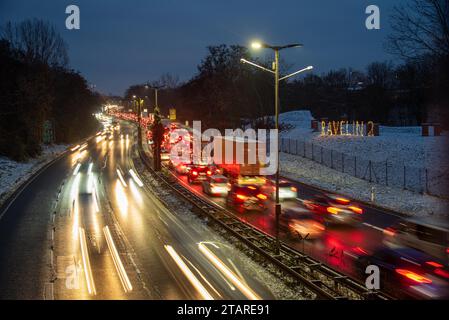 Ingorgo di traffico durante l'ora di punta mattutina, autostrada cittadina, Magdeburgo, Sassonia-Anhalt, Germania Foto Stock