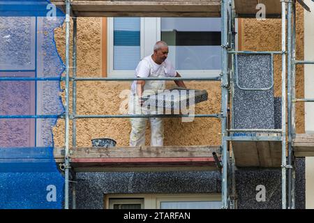 Dresda ristrutturazione di edifici prefabbricati nella zona di Dresda Leubnitz. Gli edifici prefabbricati di tipo IW67 del 1977 sono modernizzati e b Foto Stock