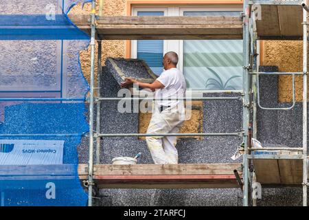 Dresda ristrutturazione di edifici prefabbricati nella zona di Dresda Leubnitz. Gli edifici prefabbricati di tipo IW67 del 1977 sono modernizzati e b Foto Stock