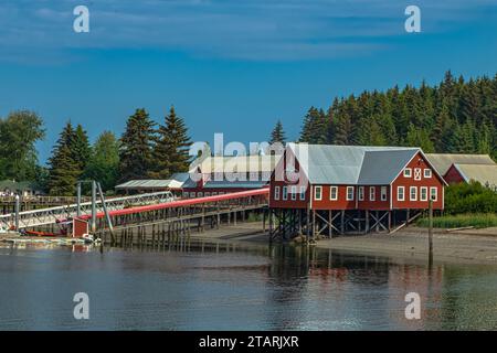 Hoonah, Icy Strait Point, Alaska USA-06/29/2019: Vista sulla costa del Salmon Cannery & Museum Buildings restaurato. Foto Stock