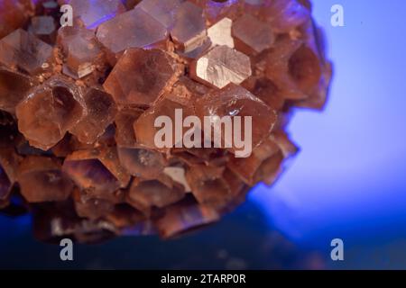 Immagine ravvicinata con i cristalli di un ammasso di stelle aragonite che si dice abbia l'energia ealing utile per rimuovere negatività e paura dal corpo. Foto Stock