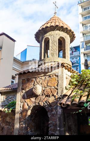 Viaggia verso la Georgia - cancello e torre della chiesa di San Gioacchino e Anna in via Tsar Parnavaz nella città di Batumi il giorno d'autunno. Costruzione della Chiesa o Foto Stock