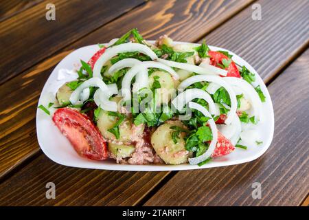 Viaggia in Georgia - tipica insalata georgiana di verdure fresche con salsa di noci nella caffetteria locale della città di Batumi Foto Stock