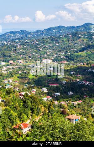 Viaggia verso la Georgia, sobborghi verdi della città di Batumi dal monte Sameba in un soleggiato giorno autunnale Foto Stock