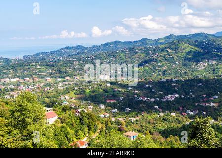 Viaggio in Georgia - vista dei sobborghi della città di Batumi dalla collina di Sameba nel soleggiato giorno autunnale Foto Stock