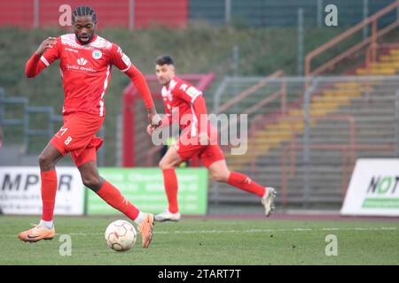 Oberhausen, Deutschland. 2 dicembre 2023. Oberhausen, Deutschland 02. Dicembre 2023: Regionalliga West - 2023/2024 - RW Oberhausen vs. SC Wiedenbrück IM Bild: Glody Ngyombo (RW Oberhausen) credito: dpa/Alamy Live News Foto Stock