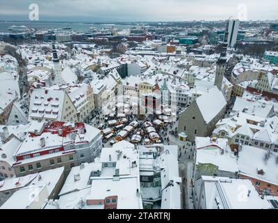 Vista aerea del mercato di Natale nella città vecchia di Tallinn, Estonia Foto Stock